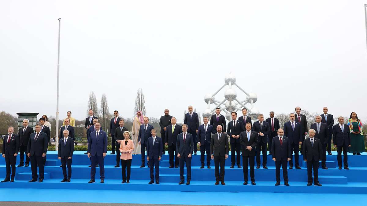 Kokoukseen osallistuvat EU-johtajat yhteiskuvassa