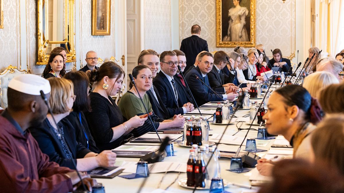 Kuvassa pääministeri Petteri Orpo ja yhdenvertaisuuden pyöreän pöydän osallistujia