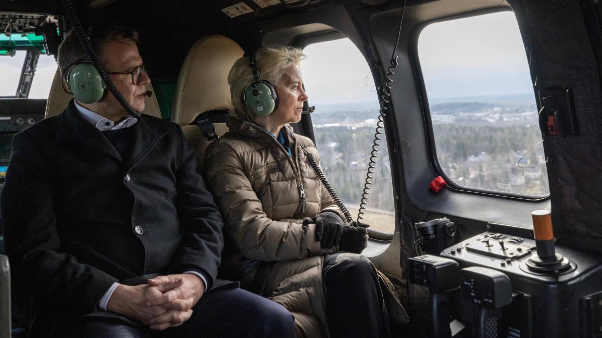 Pääministeri Orpo ja komission puheenjohtaja Ursula von der Leyen istuvat helikopterin matkustamossa.