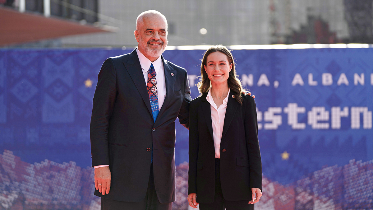 Pääministeri Marin ja Albanian pääministeri Edi Rama seisovat vierekkäin ulkona kokouspaikalla
