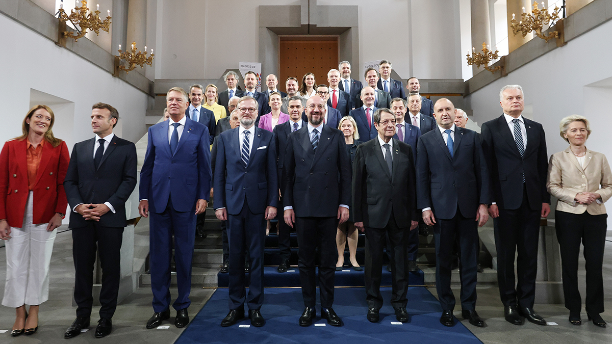 Eurooppa-neuvoston jäsenet yhteiskuvassa Prahan linnassa