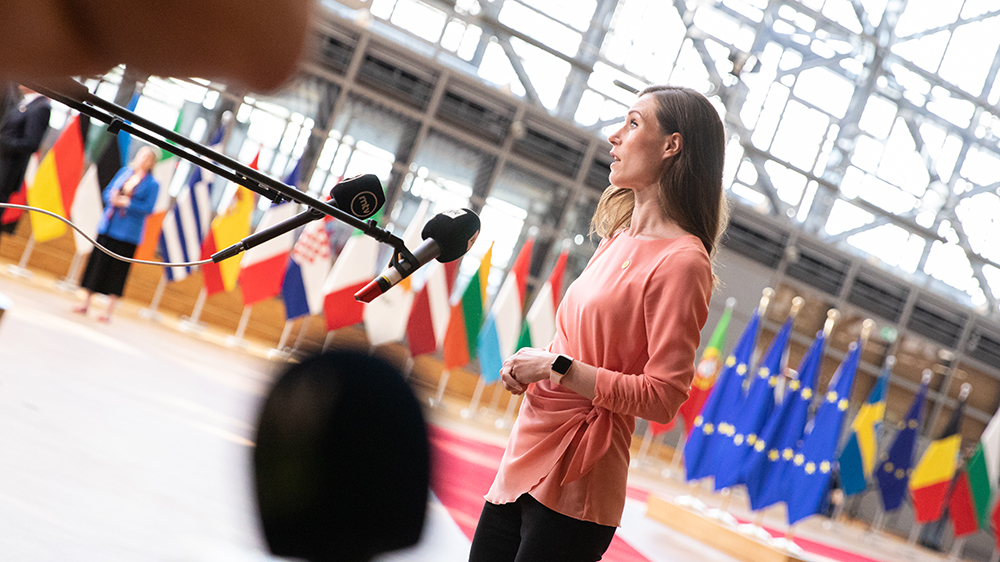 Pääministeri Marin median haastateltavana Eurooppa-neuvostossa