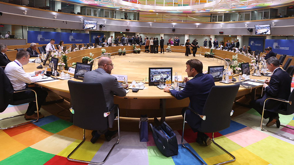 EU-johtajat istuvat Eurooppa-neuvoston kokoushuoneessa Brysselissä