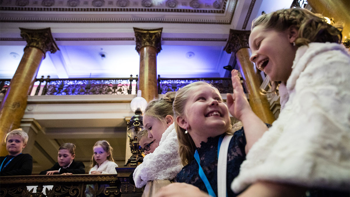 Lapsia juhlimassa Säätytalolla Suomen itsenäisyyttä vuonna 2019.