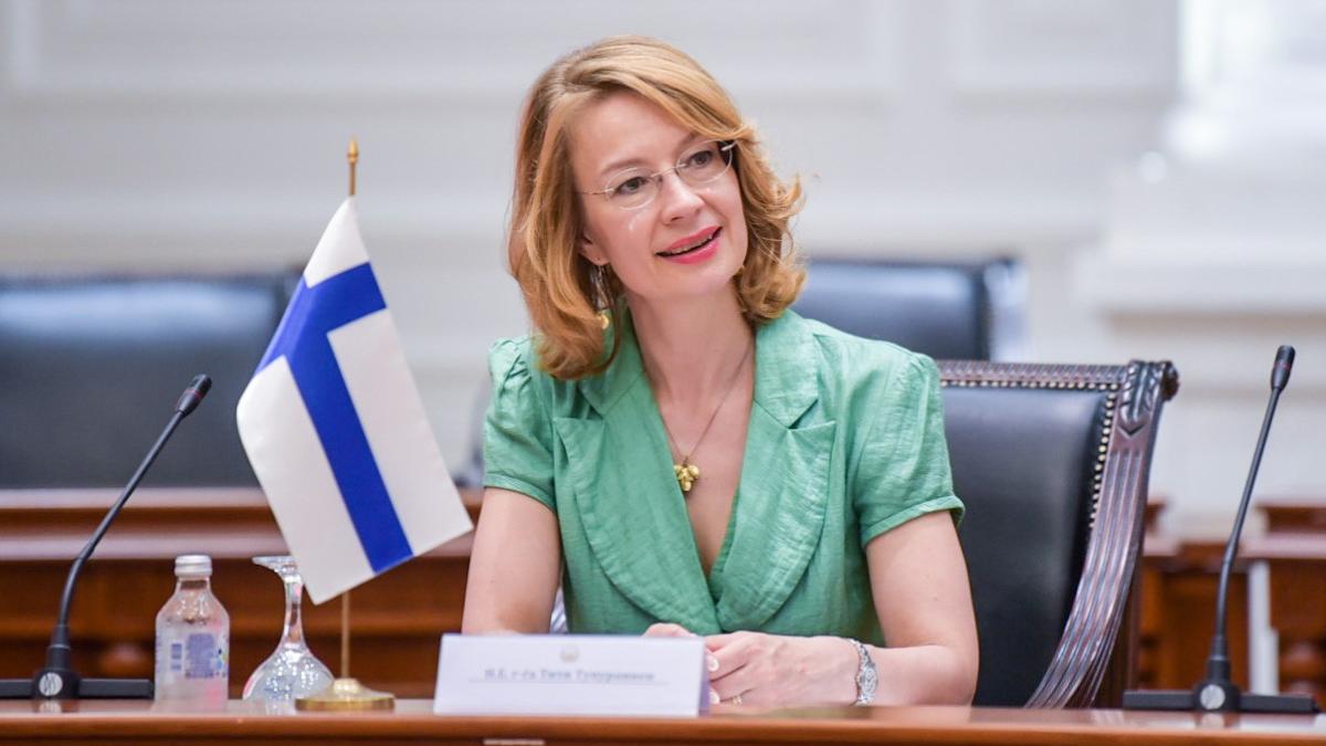 Minister Tuppurainen at a meeting table