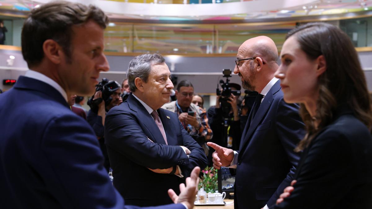 Pääministeri Marin ja Ranskan presidentti Macron keskustelevat kokoussalissa ennen kokouksen alkua.