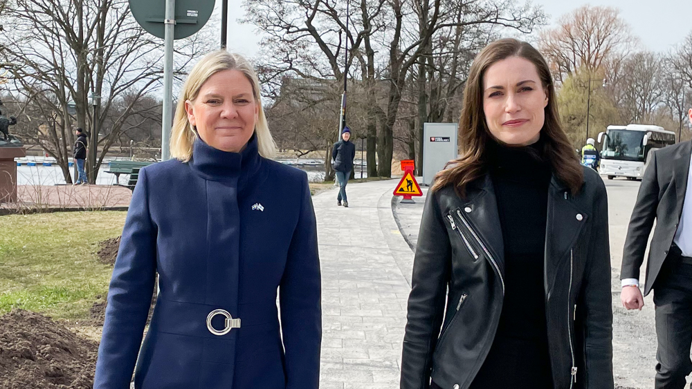 Pääministerit Marin ja Andersson kävelemässä ulkona