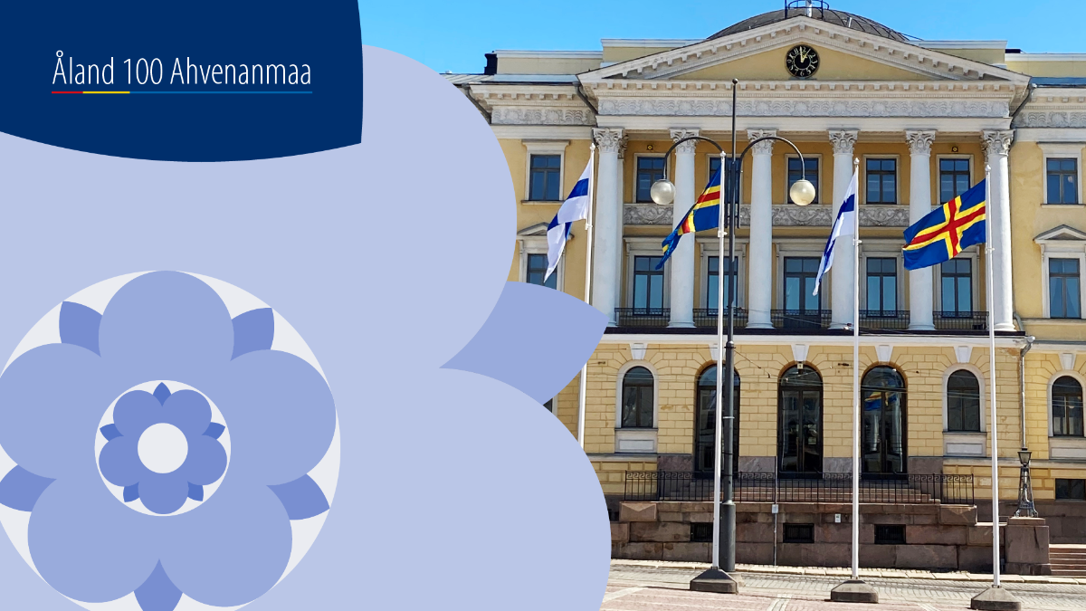 Kuvassa on Valtioneuvoston linna, jonka edustalla on neljä lipputankoa. Joka toisessa on Suomen ja joka toisessa on Ahvenanmaan lippu.