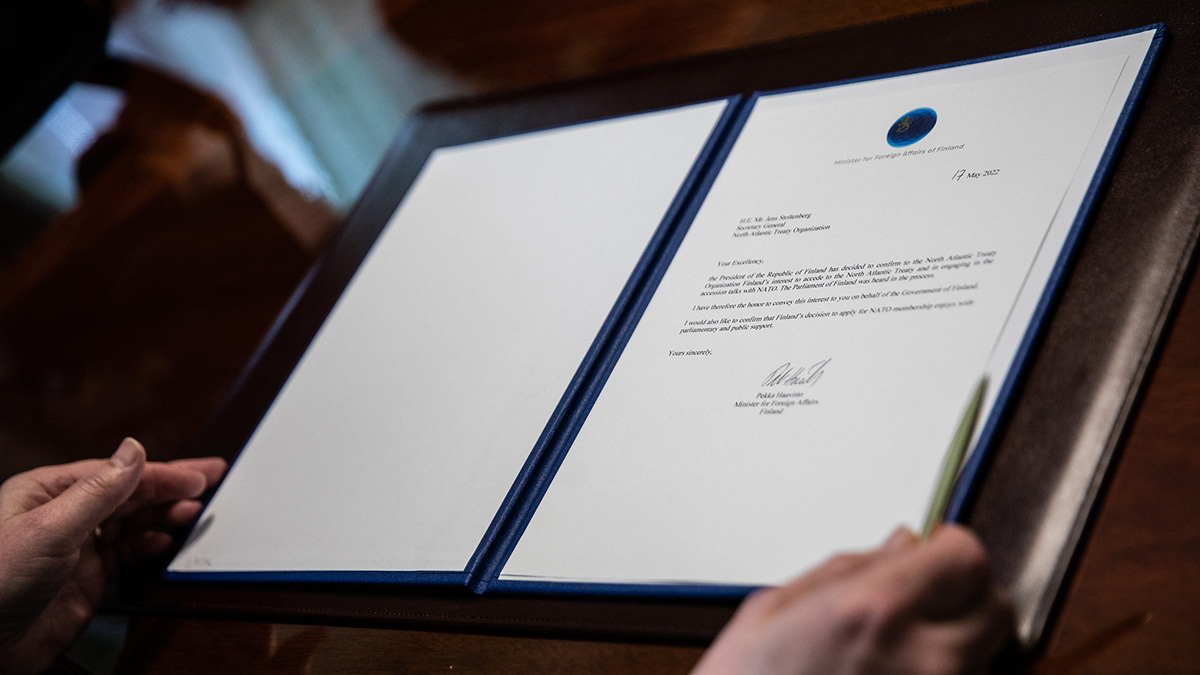 Ulkoministerin allekirjoittama kirje, jolla Suomi ilmoittaa kiinnostuksensa liittyä Natoon.