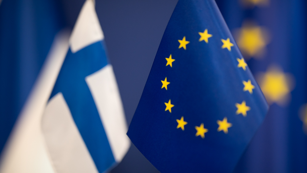 Kuvassa Suomen ja Euroopan unionin liput vierekkäin.