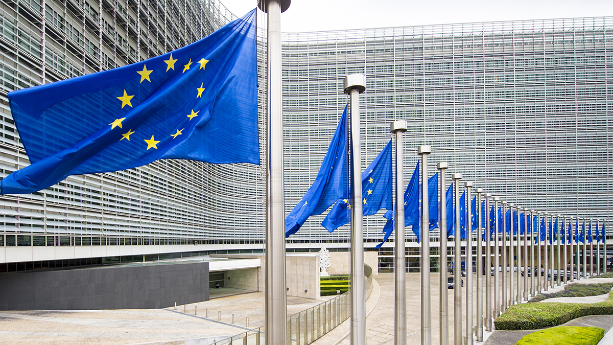 EU:n lippuja Euroopan komission rakennuksen edessä