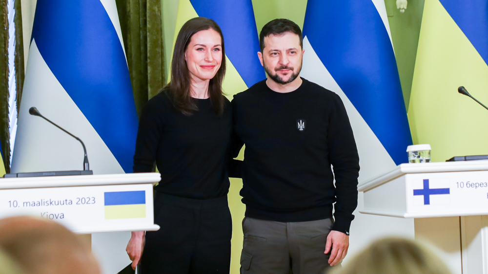 Pääministeri Marin ja presidentti Zelenskyi seisovat vierekkäin tiedotustilaoisuudessa, takana Suomen ja Ukrainan liput
