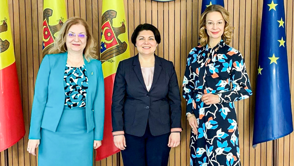 Kuvassa vasemmalta oikealle: Romanian Eurooppa-asioiden valtiosihteeri Daniela Gitman, Moldovan pääministeri Natalia Gavrilița ja ministeri Tytti Tuppurainen. Taustalla Moldovan ja EU:n liput.