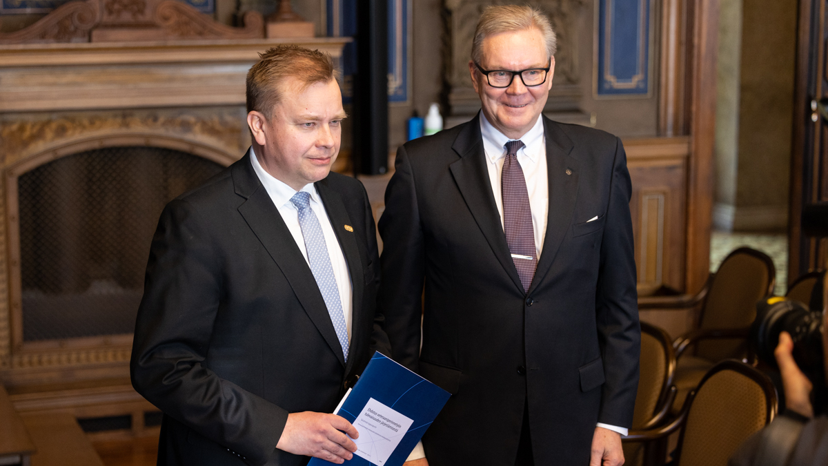 Puolustusministeri Antti Kaikkonen ja työryhmän puheenjohtaja Timo Laitinen.
