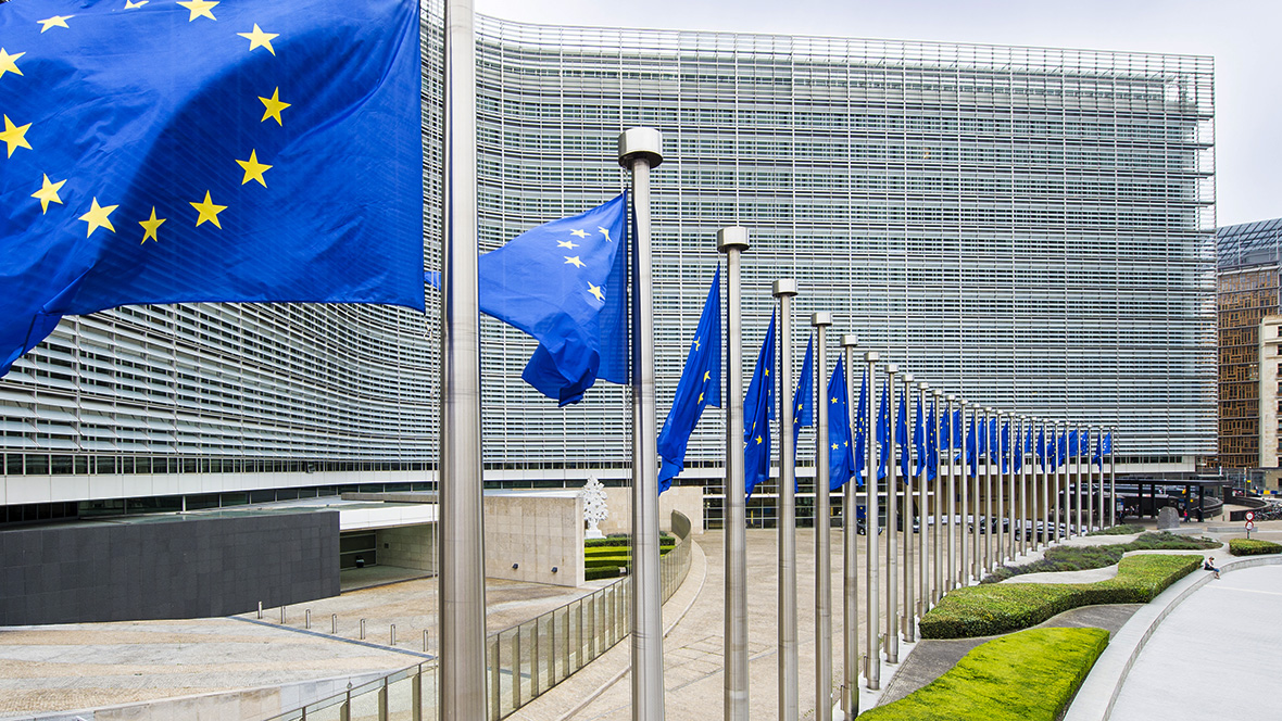 EU-lippuja ja komission Berlaymont-rakennuksen edessä Brysselissä