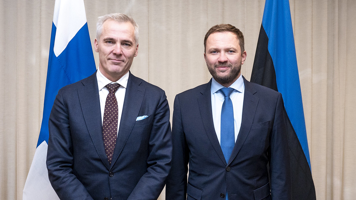Kuvassa ministerit Anders Adlercreutz ja Margus Tsahknan seisovat Suomen ja Viron lippujen edustalla
