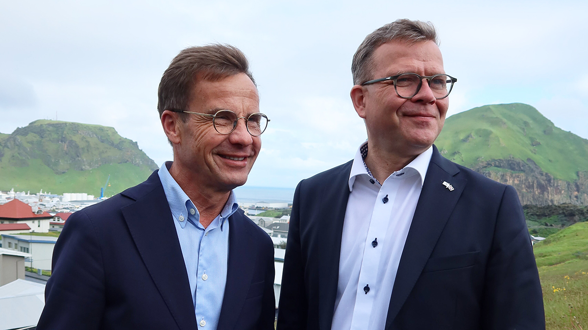 Pääministerit Kristersson ja Orpo seisovat vierekkäin, taustalla vuoria