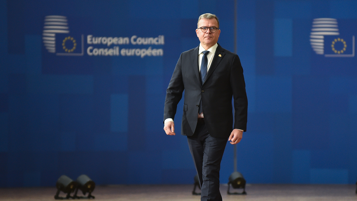 Pääministeri Orpo kävelee Europa-rakennuksessa, taustalla Neuvoston logo