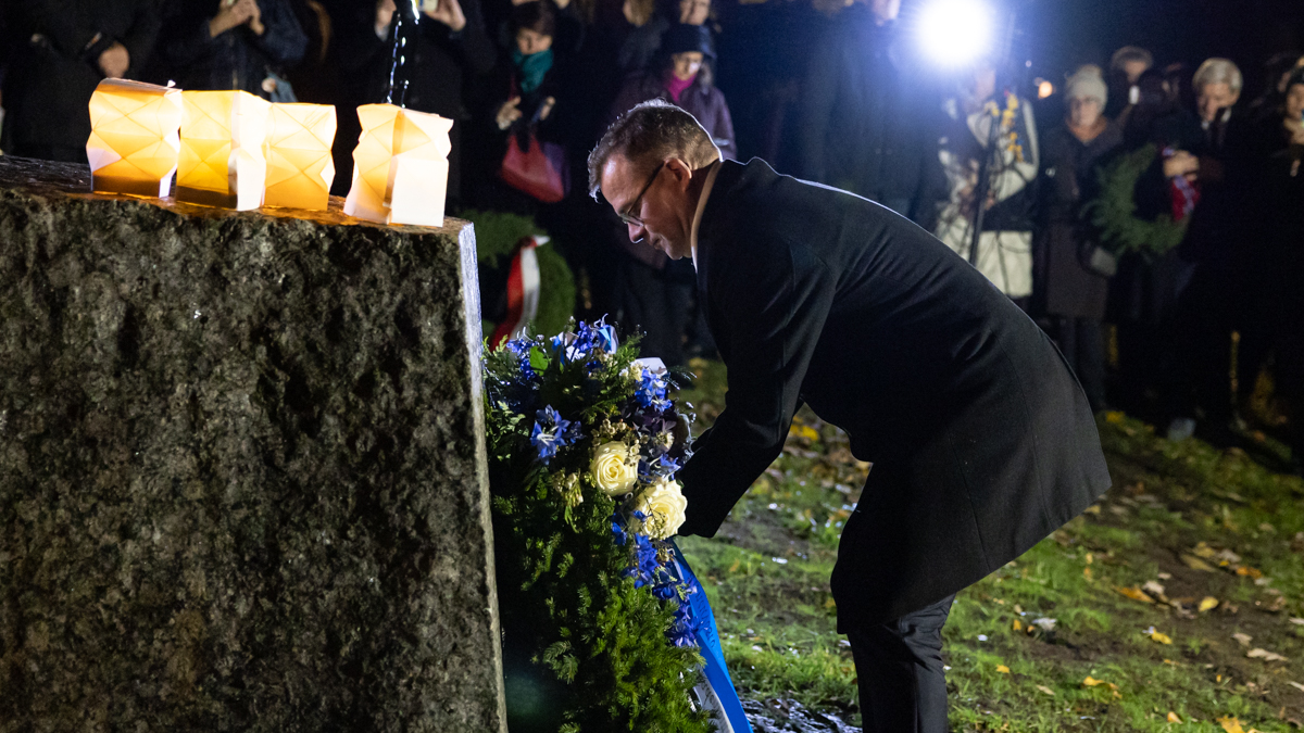 Pääministeri Orpo laskee seppelettä luovutettujen juutalaisten muistomerkille Helsingin Tähtitorninmäellä