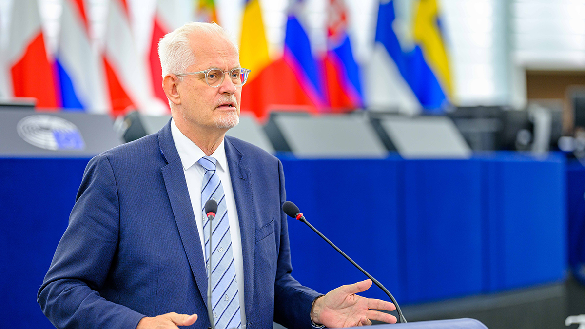 Kuvassa Petri Sarvamaa pitää puhetta Euroopan parlamentissa.