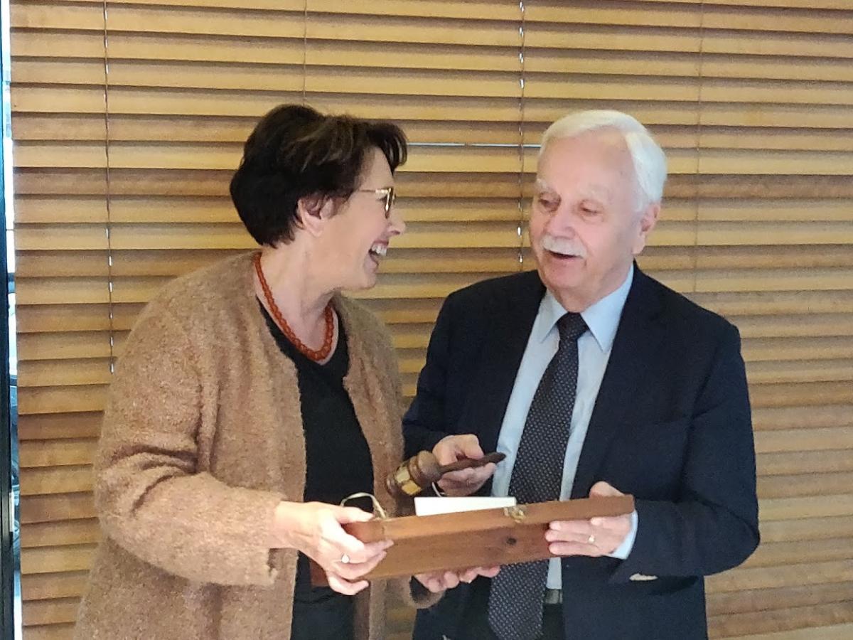 Leila Kostiainen, outgoing chair of RegWatchEurope, handing over the gavel to Johannes Ludewig, who will chair the network in 2020.