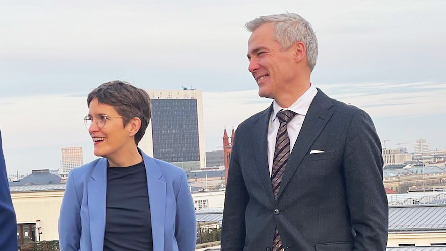 Ministeri Adlercreutz ja Saksan eurooppa- ja ilmastoministeri Anna Lührmann Berliinissä. Seisovat vierekkäin ja hymyilevät.