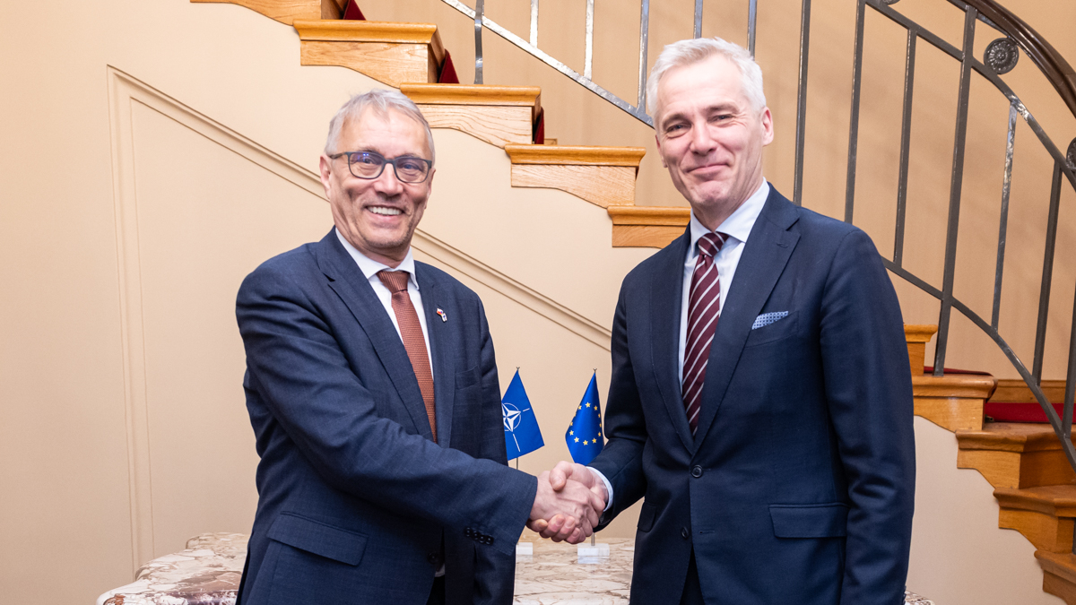 Eurooppa- ja omistajaohjausministeri Anders Adlercreutz ja Tshekin eurooppaministeri Martin Dvořák kättelevät