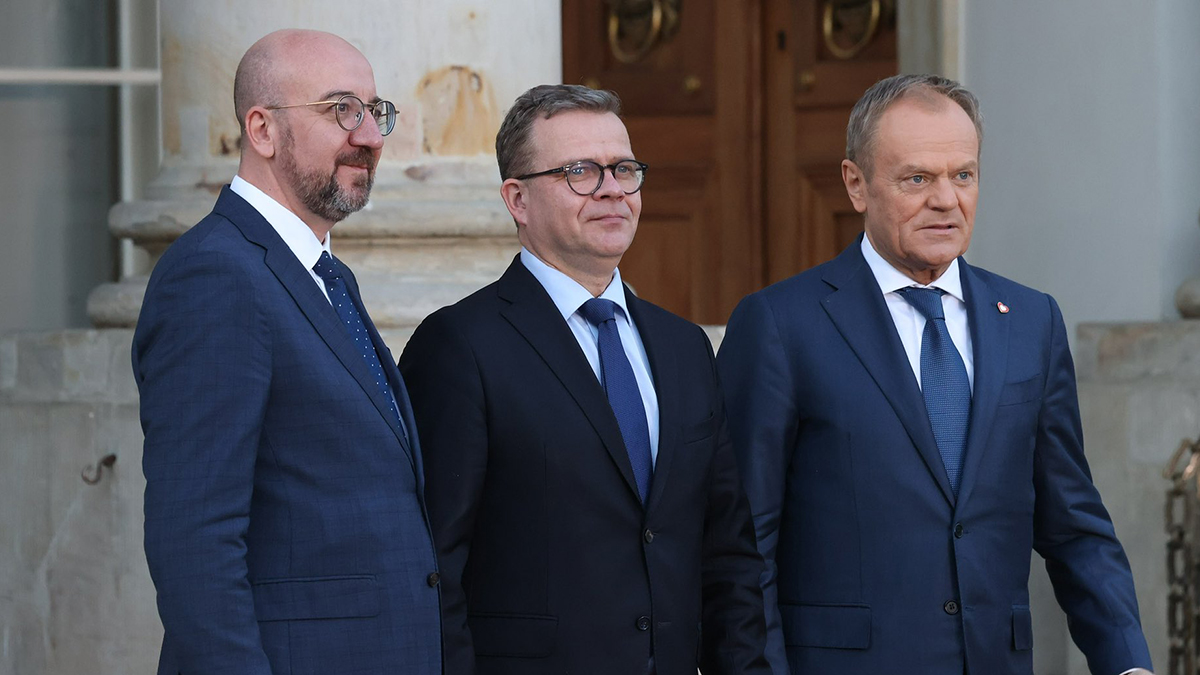 I foto statsminister Petteri Orpo, Europeiska rådets ordförande Charles Michel och Polens premiärminister Donald Tusk
