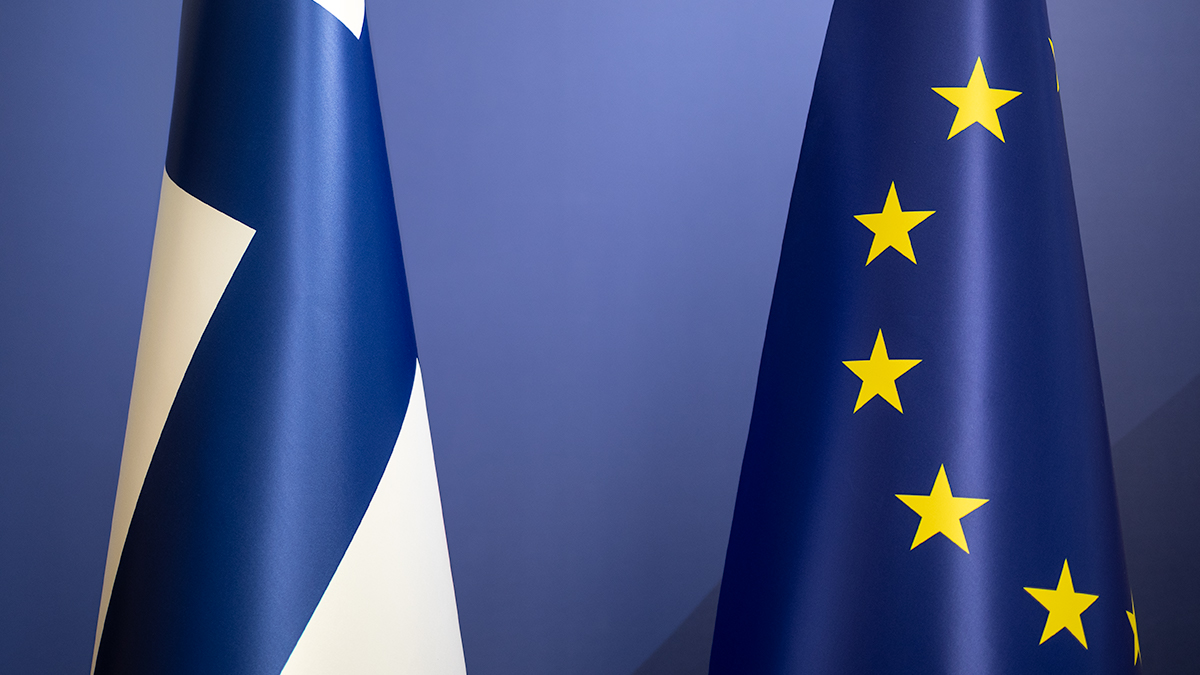 Finlands och EU:s flaggor