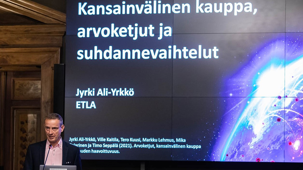Etlan tutkimusjohtaja Jyrki Ali-Yrkkö Talousneuvoston kokouksessa