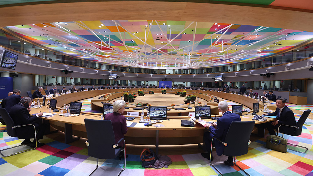 Eurooppa-neuvosto pitämässä kokousta pyöreän kokouspöydän ääressä.