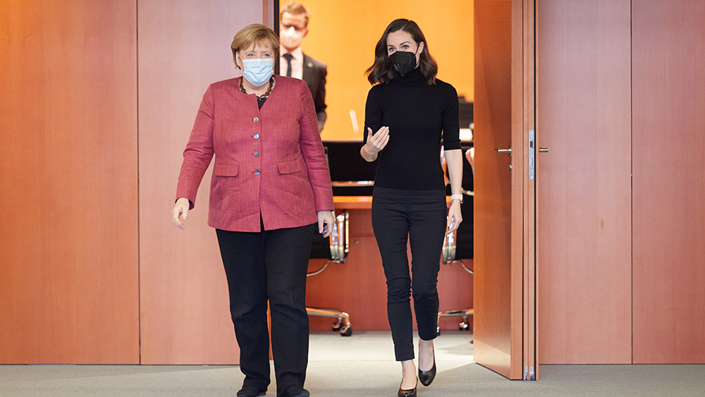 Pääministeri Sanna Marin ja liittokansleri Angela Merkel kävelevät pois kokoushuoneesta.