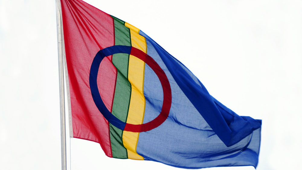 Kuvassa Saamen lippu.
