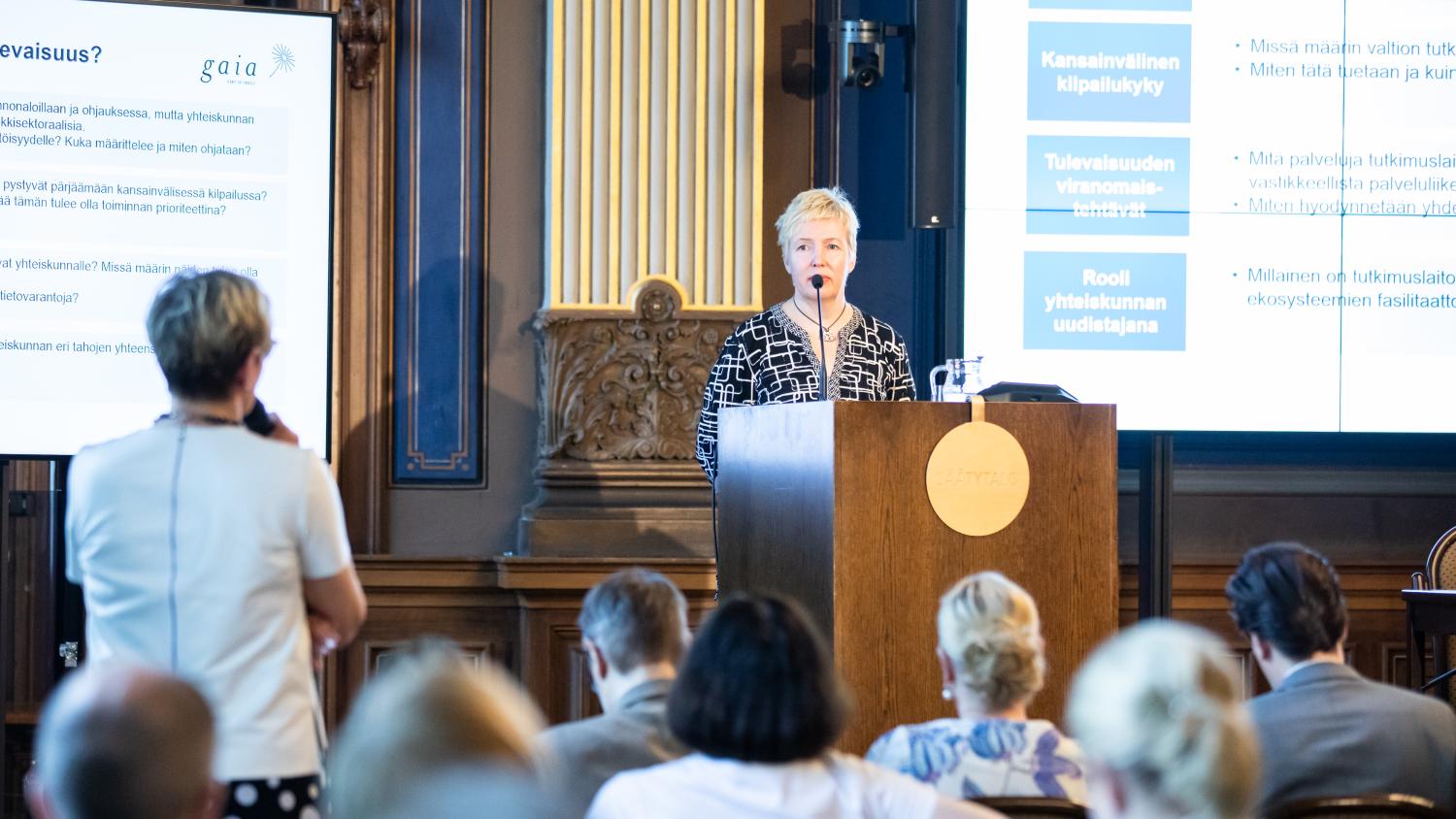 Gaia Consultingin johtaja Mari Hjelt alusti seminaarissa.