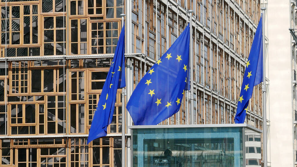 Kuvassa EU-lippuja Brysselissä.