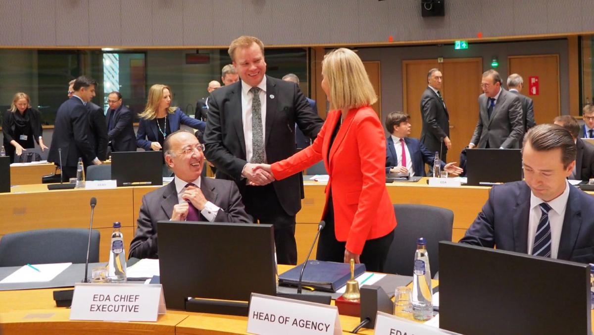 Finland’s Minister of Defence Antti Kaikkonen and High Representative of the Union for Foreign Affairs and Security Policy Federica Mogherini at the defence ministers’ meeting.