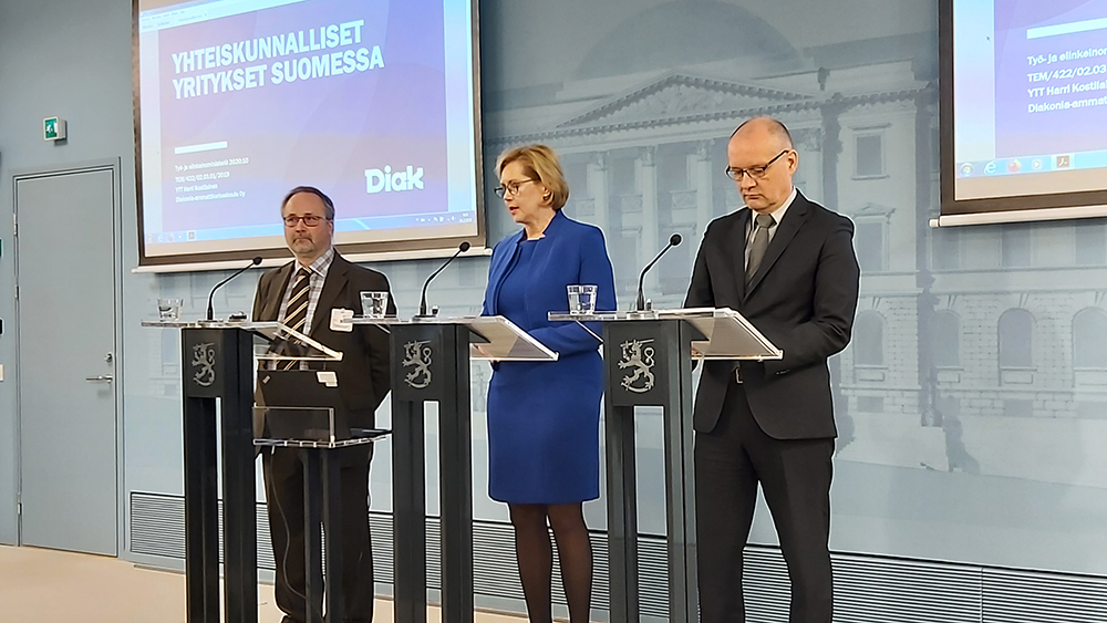 Harri Kostilainen, Tuula Haatainen och Kimmo Ruth i presskonference.