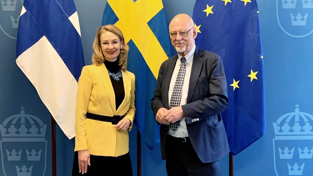 Eurooppaministerit Hans Dahlgren ja Tytti Tuppurainen seisovat Suomen, Ruotsin ja EU:n lippujen edessä