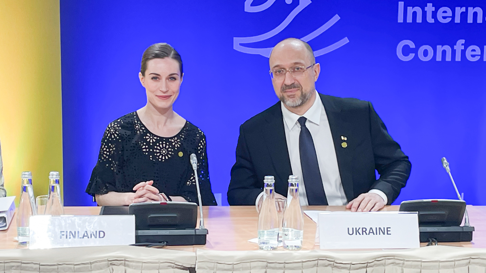 Pääministeri Marin ja Ukrainan pääministeri Denys Šmyhal kokouspöydän ääressä