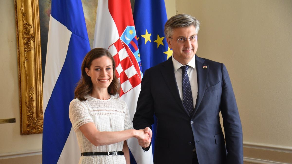 Kuvassa pääministeri Sanna Marin ja Kroatian pääministeri Andrej Plenkovićin kättelevät, Marin katsoo kameraan.