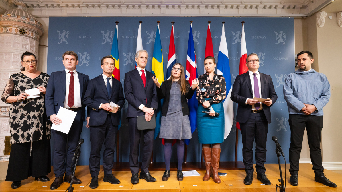 Pohjoismaiden pääministerit ja itsehallintoalueiden johtajat seisovat lavalla vierekkäin lehdistötilaisuudessa