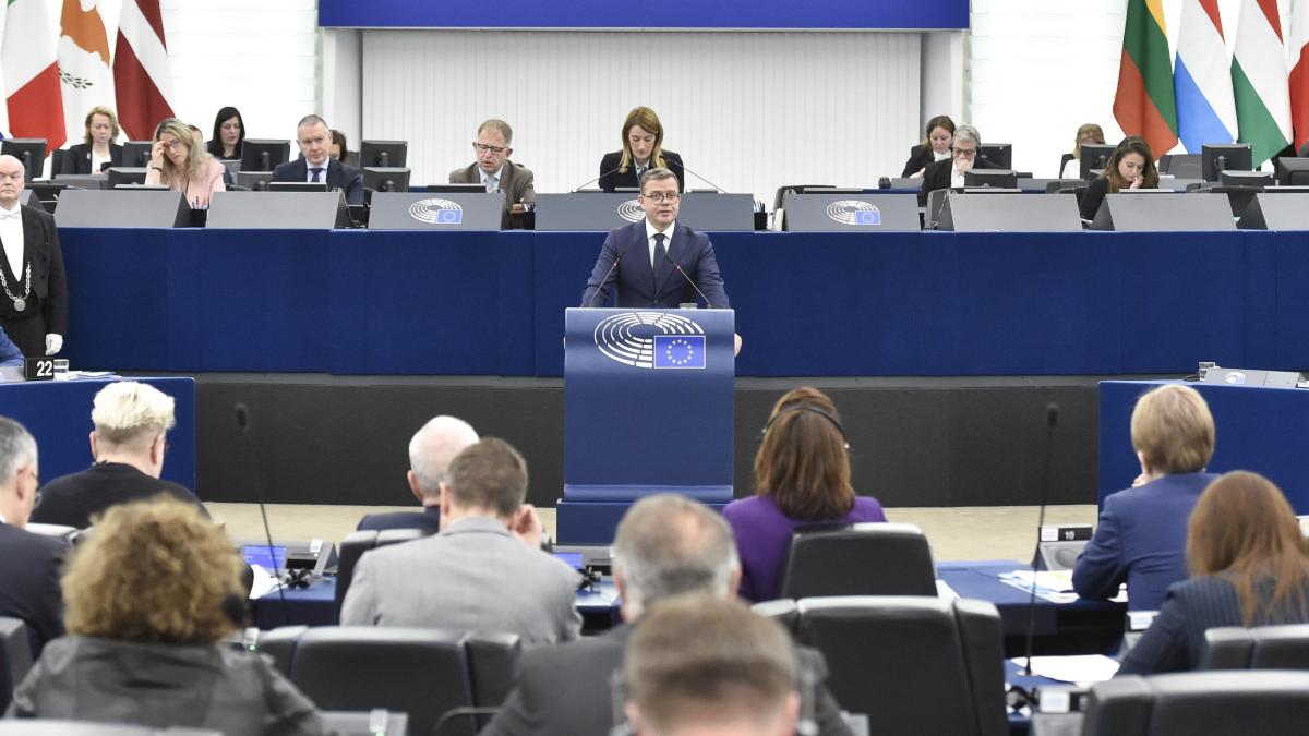 Pääministeri Orpo puhuu Euroopan parlamentin täysistunnossa puhujan korokkeella