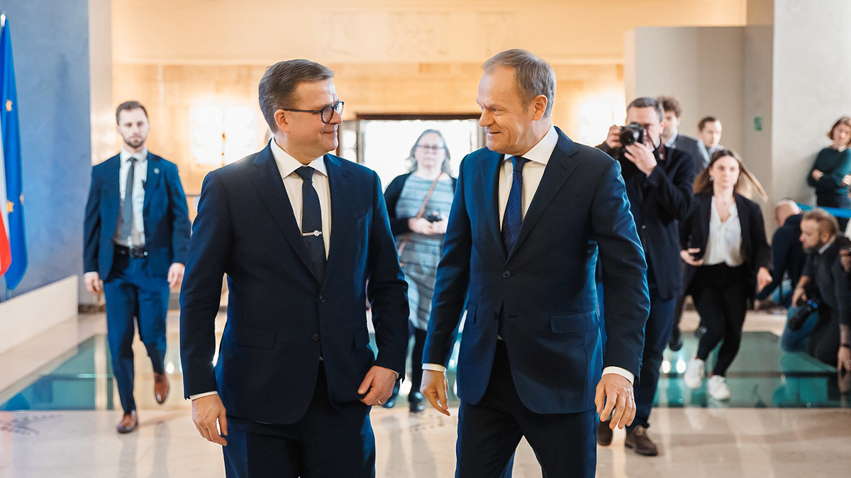 Pääministeri Orpo ja pääministeri Tusk kävelevät rintarinnan ja katsovat toisiaan